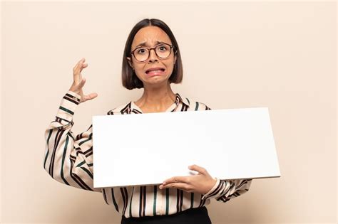 Joven Latina Gritando Con Las Manos En Alto Sinti Ndose Furiosa Frustrada Estresada Y Molesta