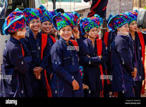 Las mujeres jóvenes de la Etnia Pa o esperar a realizar una danza