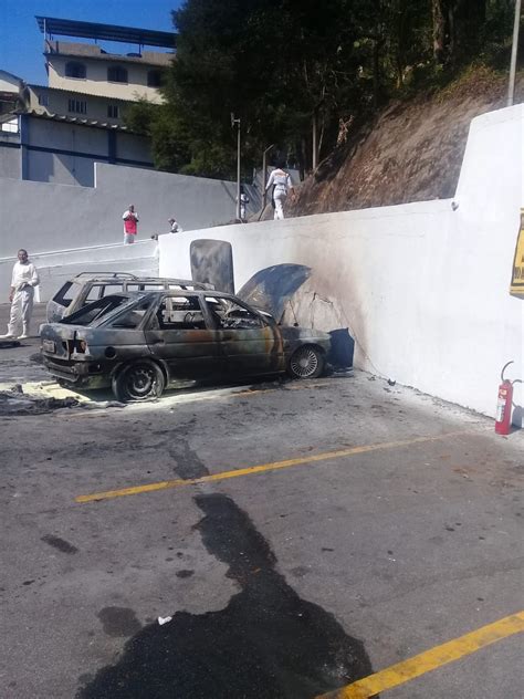 Carros Pegam Fogo Em Estacionamento De Supermercado Em Petr Polis No