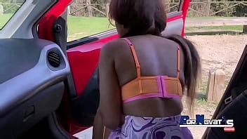 PORNOVATAS Recogiendo a mi cita de tinder mulata años para follar en el coche XVIDEOS