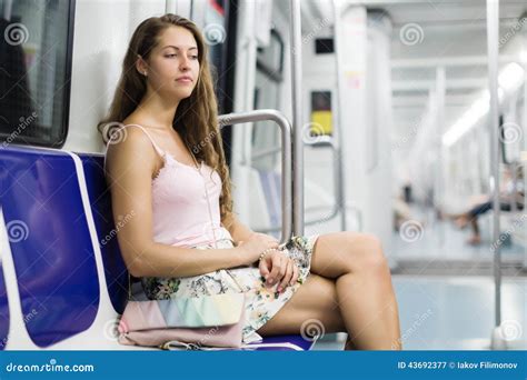 Muchacha Que Se Sienta Dentro Del Tren Imagen De Archivo Imagen De