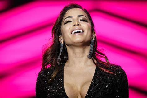 Ego Anitta Capricha No Rebolado Macac O Curtinho E Decotado