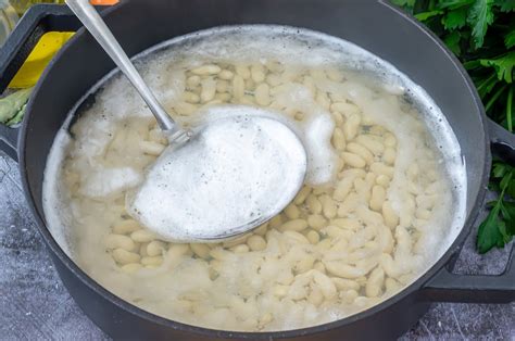 Potaje de chícharos guiso tradicional andaluz para preparar en casa