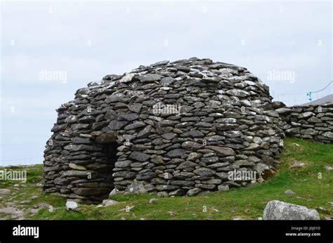 Dry Stone Beehive Hut On The Dingle Penninsula In Ireland Stock Photo