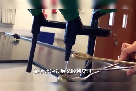 将圆环放进液氮中浸泡，有趣的科学现象发生了，你知道原理吗？液氮科学现象