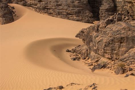 Sable et pierres des montagnes du Hoggar dans le désert du Sahara