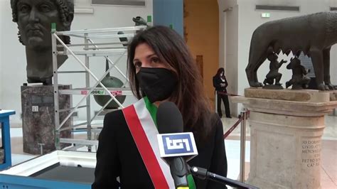 Raggi Ricomposta La Mano Della Statua Colossale In Bronzo Di