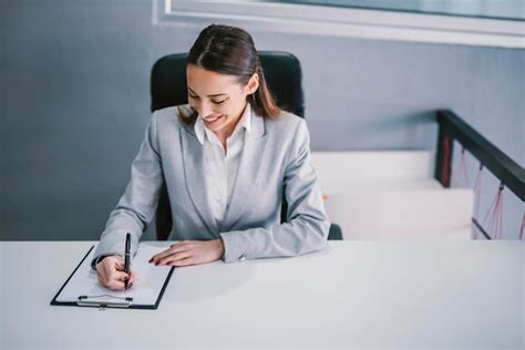 Un Empleado Feliz Que Firma Un Contrato Con Una Empresa Corporativa En