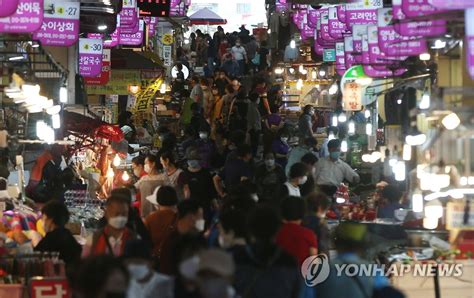 추석 앞두고 북적이는 전통시장 연합뉴스