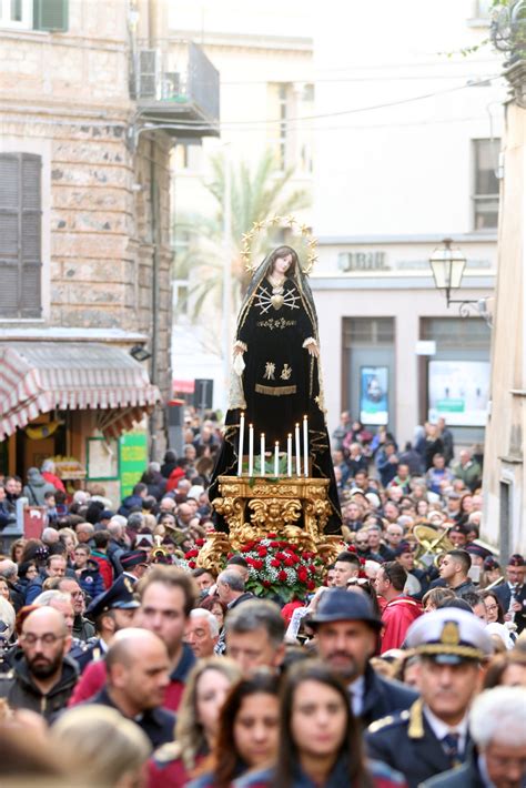 Si rinnova la tradizione del Venerdì Santo a Catanzaro emozioni con la