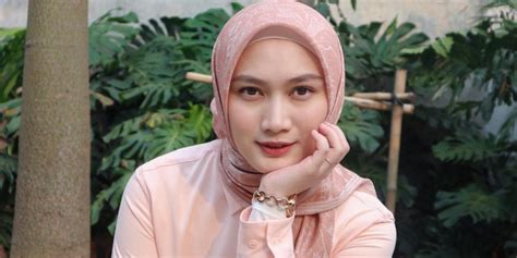 Outfit Ngantor Simpel Dan Rapi Intip Inspirasi Dari Melody Laksani