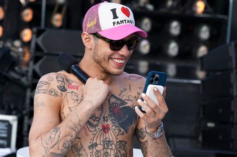 Fans Think Pete Davidson S Antagonistic Texts To Kanye West Prove He