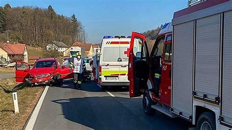 Unfall Beim Einbiegen Zwei Pkw Lenker Bei Kollision Auf Der L 211 In