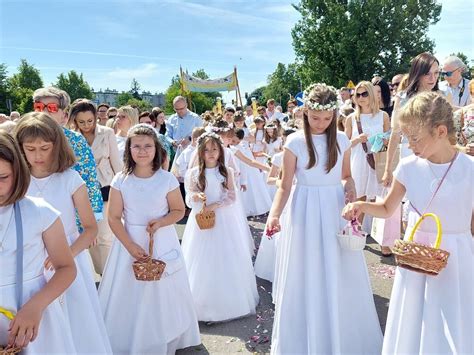 Boże Ciało 2022 w Ostrowcu Zobacz zdjęcia z procesji w parafii