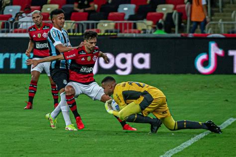 Rodrigo Caio comemora retorno aos gramados e vitória do Flamengo