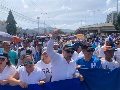 Multitudinaria Marcha De La Oposición Llegó Hasta Casa Presidencial