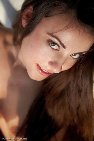 Sexy Smiling Brunette Spreads Her Awesome Long Legs XXX Dessert