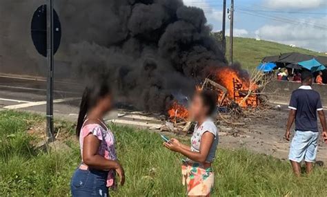 Manifestantes Interditam BR 101 Queima De Pneus Em Laranjeiras O Caju