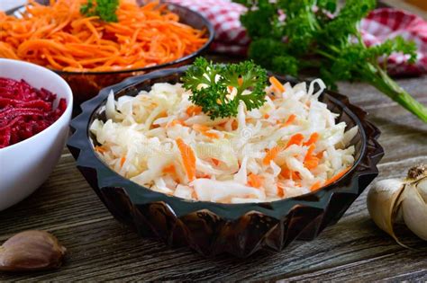 Saladas Dos Legumes Frescos Couve Cenouras Beterrabas Saladas