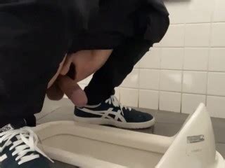 公共厕所亚洲式小便和手淫 Pornhub Gay