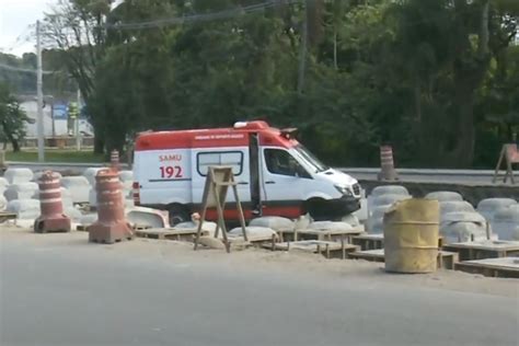 Ambul Ncia Decola E Vai Parar Em Canteiro De Obras De Elevado Em