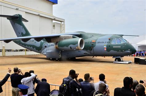 Maior avião da Embraer cargueiro KC 390 faz primeiro voo BOL Fotos