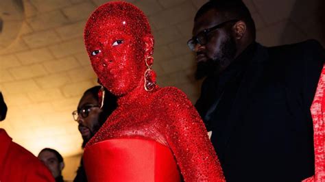 Look Doja Cat Covered In Red Paint And 30 000 Crystals For Paris Fashion Week Dfa