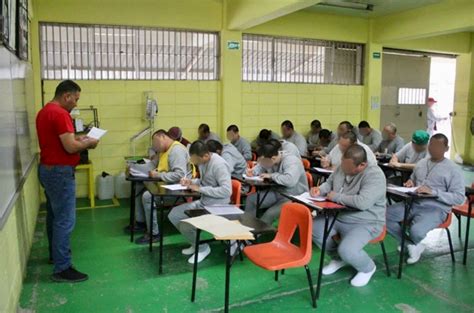 Capacitan Cesispe y Cecati 198 como técnico en electricidad a personas