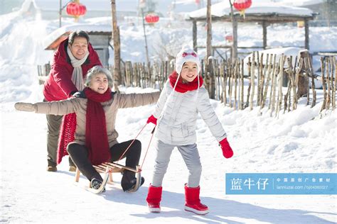 快乐的一家人在雪地上玩雪橇 蓝牛仔影像 中国原创广告影像素材