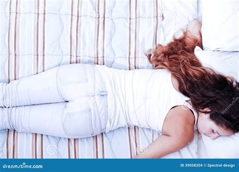 Попка в трусиках на кровати 84 фото