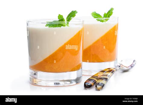 Panna Cotta Con Gelatina De Naranja En Vidrio Claro Aislado En Blanco