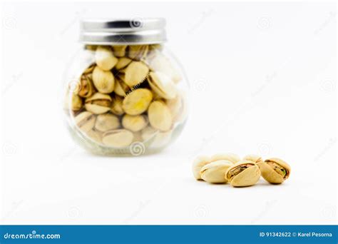 Nueces De Pistachos Asadas Aisladas En Un Fondo Blanco Foto De Archivo