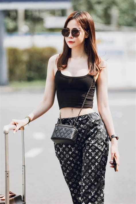 Con dâu tỷ phú Hoàng Kiều diện bikini nhỏ xíu khoe đường cong ná thở vượt mặt Ngọc Trinh