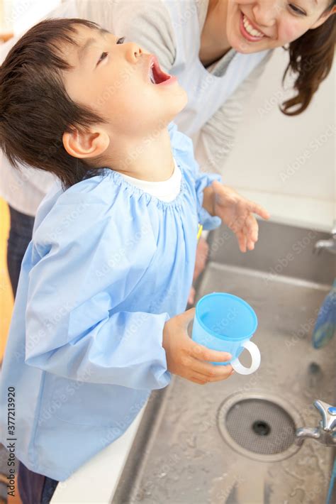 うがいをする幼稚園児 Stock 写真 Adobe Stock