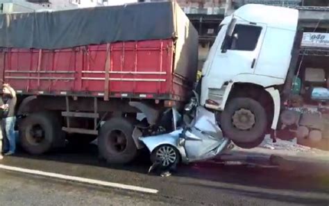 VÍdeo Motorista Que Teve Carro Esmagado Por Caminhões Na Br 040 Foi