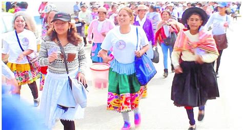 Día de la Mujer Con polleras y cargando a sus hijos mujeres festejan