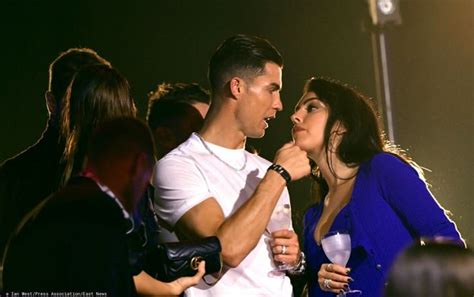 Georgina Rodriguez prezentuje ciążowy brzuszek w BIKINI FOTO Pudelek