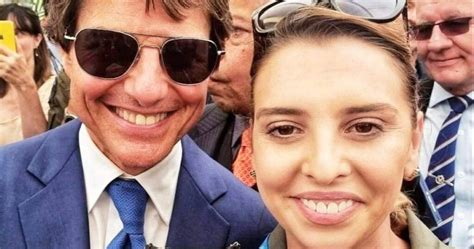 O româncă angajată MApN l a găsit pe Tom Cruise în mulțime și s a pozat