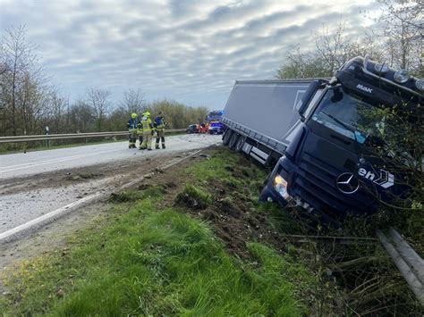 Schwerer Verkehrsunfall Zwischen Einem Pkw Und Einem Lkw