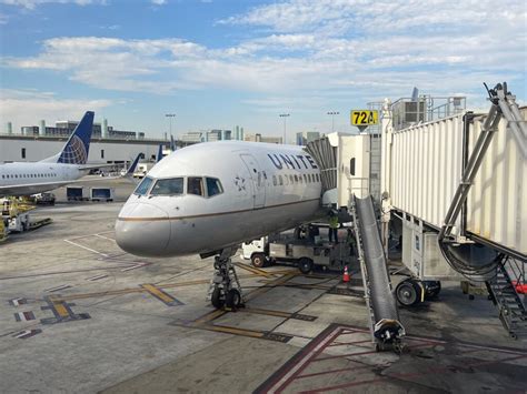 Review: United Airlines 757-200 Business Class - Live and Let's Fly