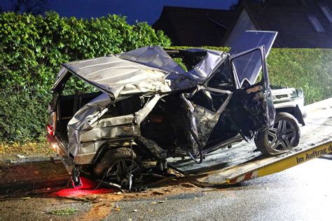 Unfall in Neumünster Mercedes Fahrer verliert Kontrolle und wird