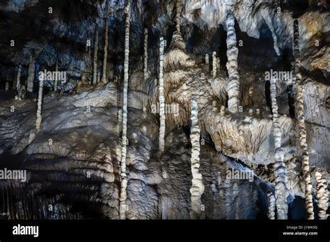 Stalactites Stalagmites Et Colonnes En Pierre Calcaire De La Grotte