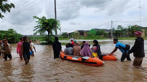 Banjir Di Perumahan Puri Nirwana Residence Bekasi Warga Mesti Naik