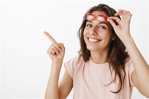 Belle Fille Insouciante Avec Des Lunettes De Soleil Posant Contre Le