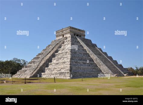 pyramid mexico maya Stock Photo - Alamy