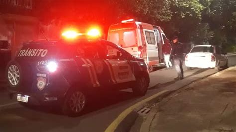 Carro estraga a caminho do hospital grávida entra em trabalho de parto