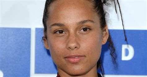 Not everyone is impressed with Alicia Keys no makeup look at the VMAs.