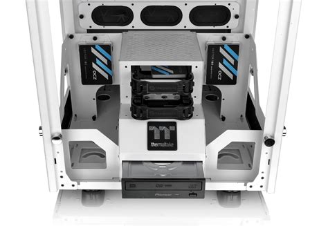 Thermaltake The Tower 900 E Atx Vertical Super Tower Chassis Snow Edition White Images At