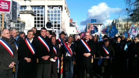 Manifestations anti mariage gay ici et kiss in là