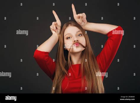 Jeune Femme Blanche Blonde Fra Che Qui Fait De La Moustache Avec Ses Cheveux Belle Adolescente